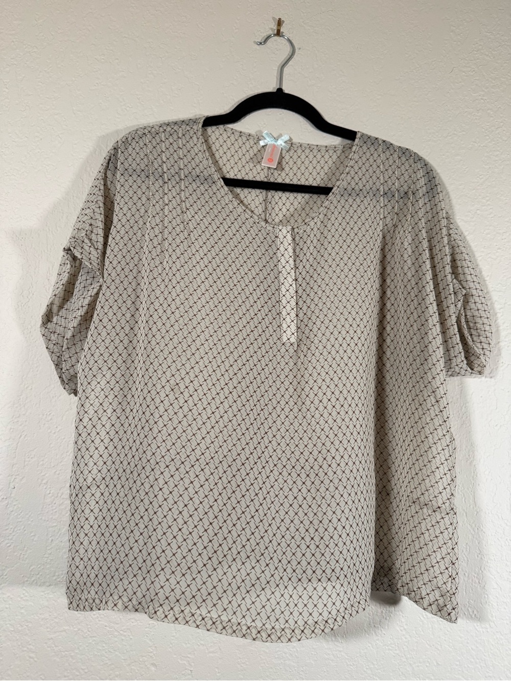 DownEast Light Beige Geometric Short Sleeve Blouse Chiffon Women's Medium